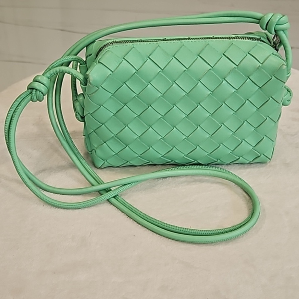 EUC😍BOTTEGA VENETA😍INTRECCIATO MINT GREEN CAMERA LOOP BAG